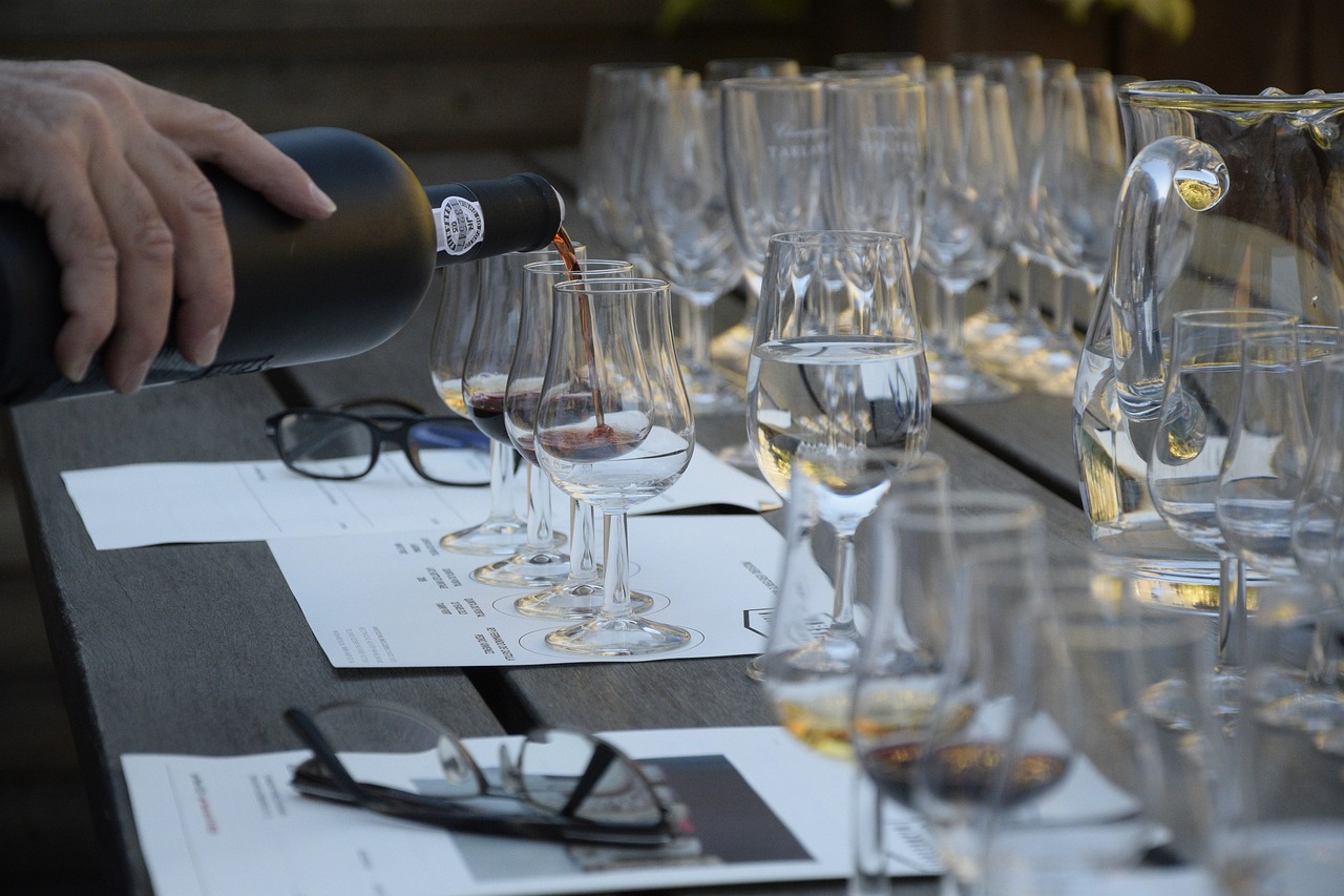 tasting-wine-1324261_1280
